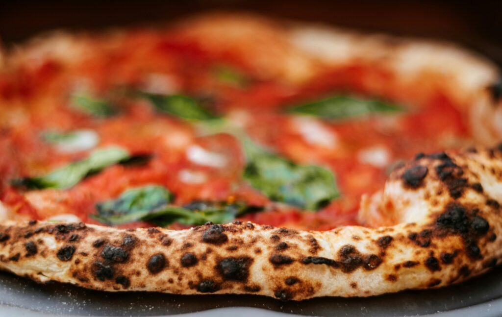 High heat pizza oven reaching 900 degrees for Neapolitan style cooking